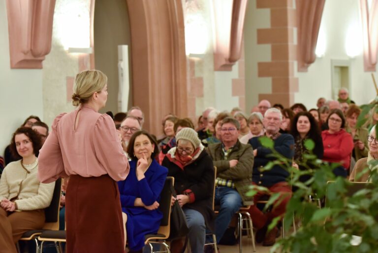 Katha Schulze im Kaisersaal der Laufer Burg – ein Bericht von Heidi Wolf